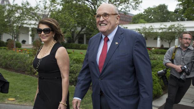 Giuliani dice que Trump podría «probablemente» indultarse a sí mismo