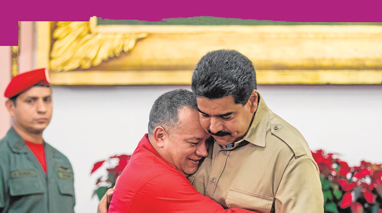 Diosdado Cabello abraza a Nicolás Maduro en el Palacio de Miraflores en 2013