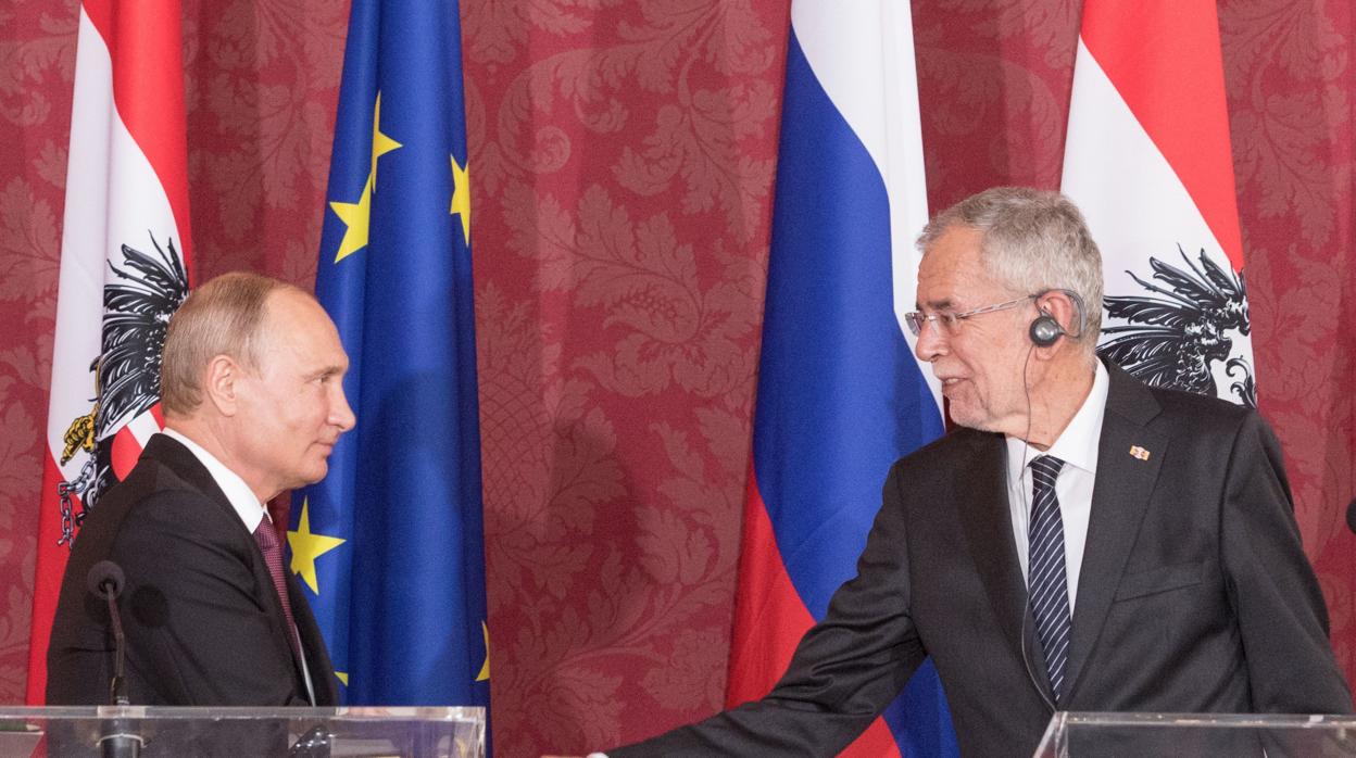 El presidente austriaco, Alexander van der Bellen (derecha), estrecha la mano al presidente Putin, durante la conferencia de prensa celebrada ayer