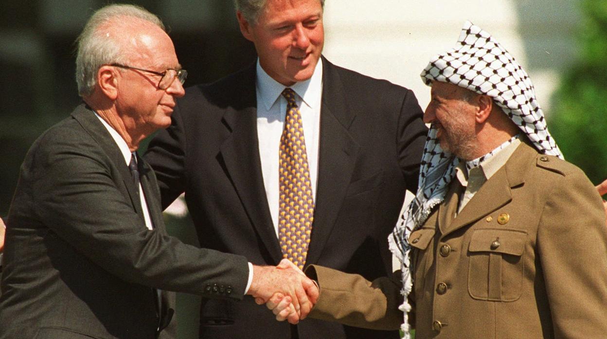 El primer ministro israelí Isaac Rabin estrecha la mano de Yasser Arafat en 1993