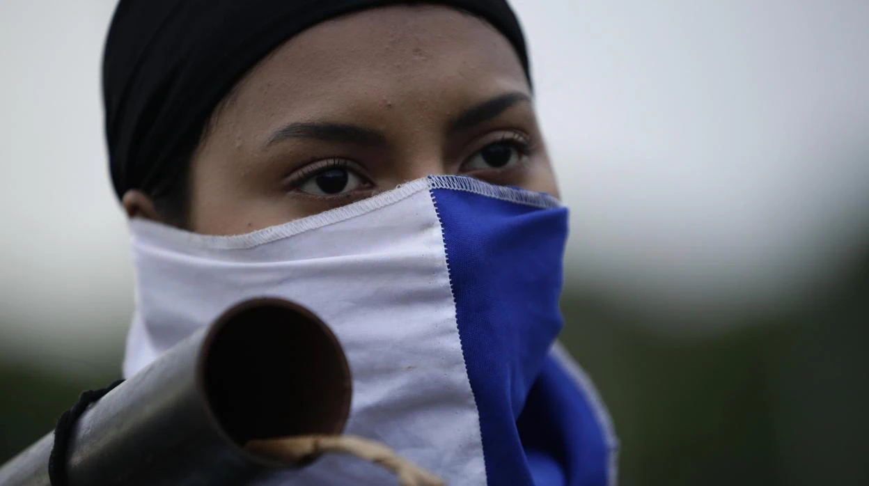Una mujer encapuchada tras las protestas del pasado día 31 en Nicaragua