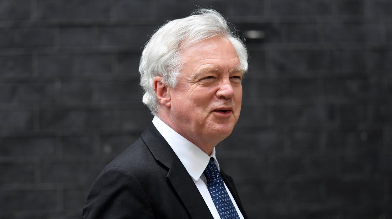 El ministro par el Brexit, David Davis, sale ayer del 10 de 0 Downing Street