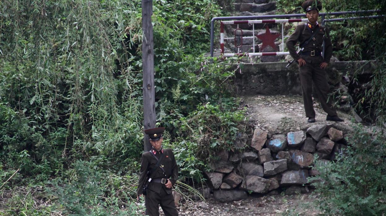 Soldados norcoreanos vigilan la frontera con China en el río Yalu a su paso por Dandong
