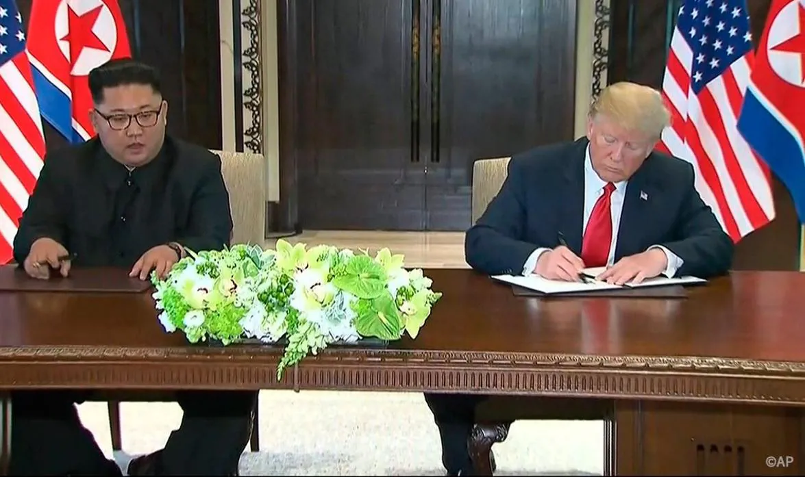 Kim Jong-Un y Donald Trump durante la cumbre en Singapur