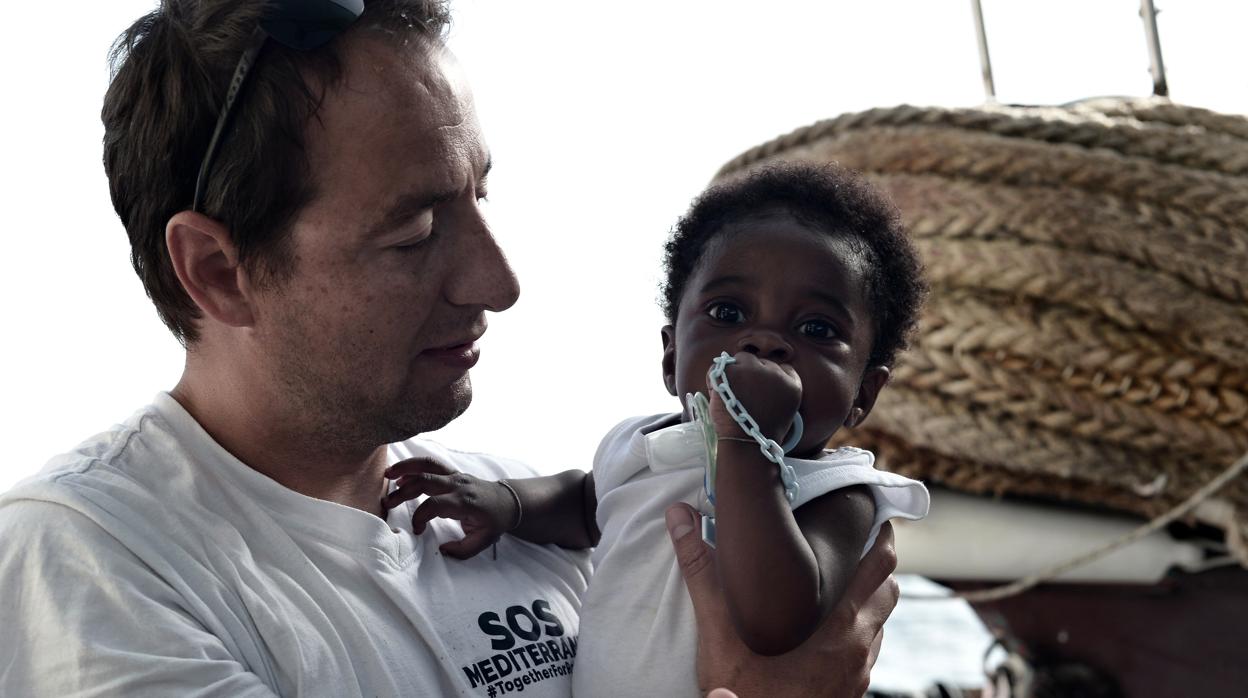 Fotografía cedida por Sos Méditerranée que muestra a una niña de los 629 rescatados por el Aquarius
