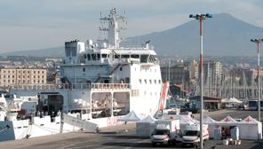 Un barco con 932 inmigrantes llega al puerto italiano de Catania