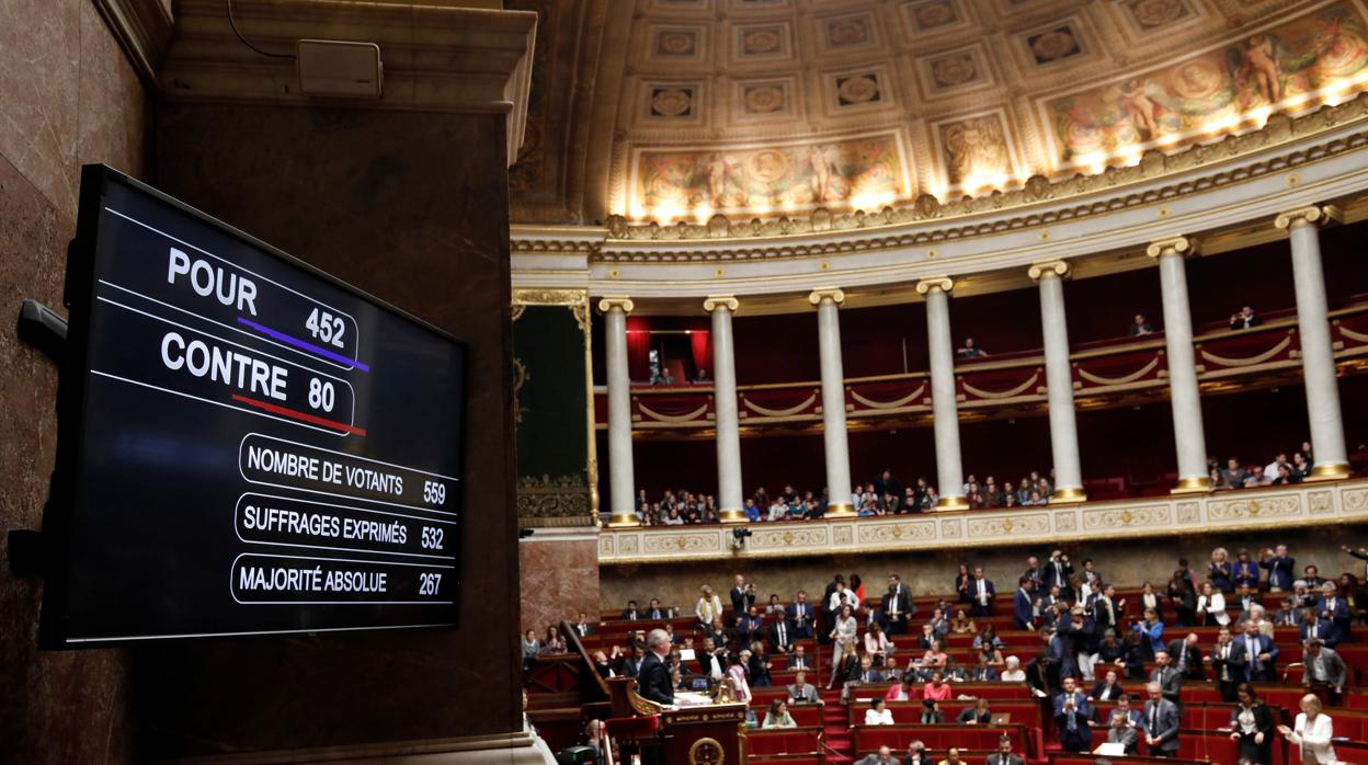 La vista muestra el panel de resultados de votación a favor del proyecto de reforma de la SNCF de los gobiernos franceses en la Asamblea Nacional en París