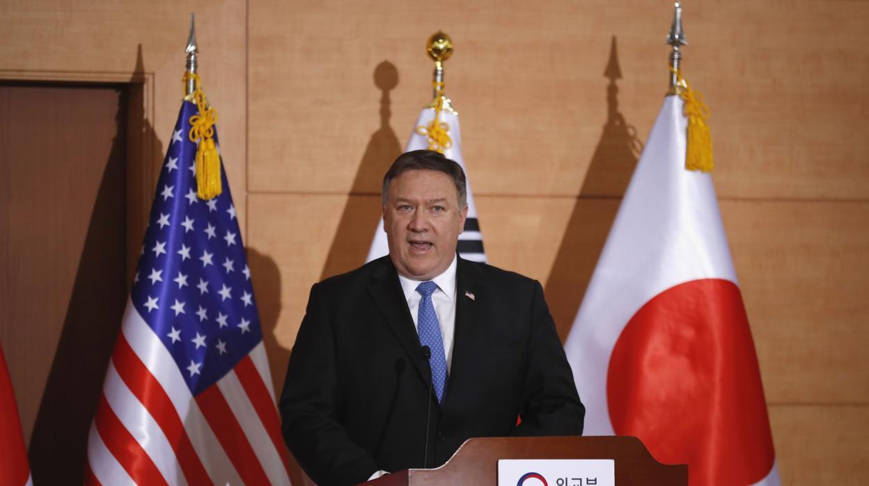 El secretario de Estado estadounidense, Mike Pompeo, participa en una conferencia de prensa en Seúl