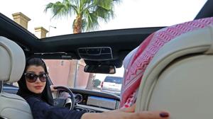 Una saudí practica la conducción en Riad
