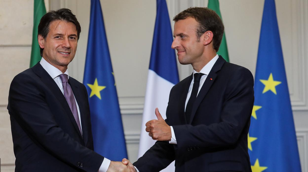 El primer ministro italiano, Giuseppe Conte, estrecha la mano de su homólogo francés, Emmanuel Macron