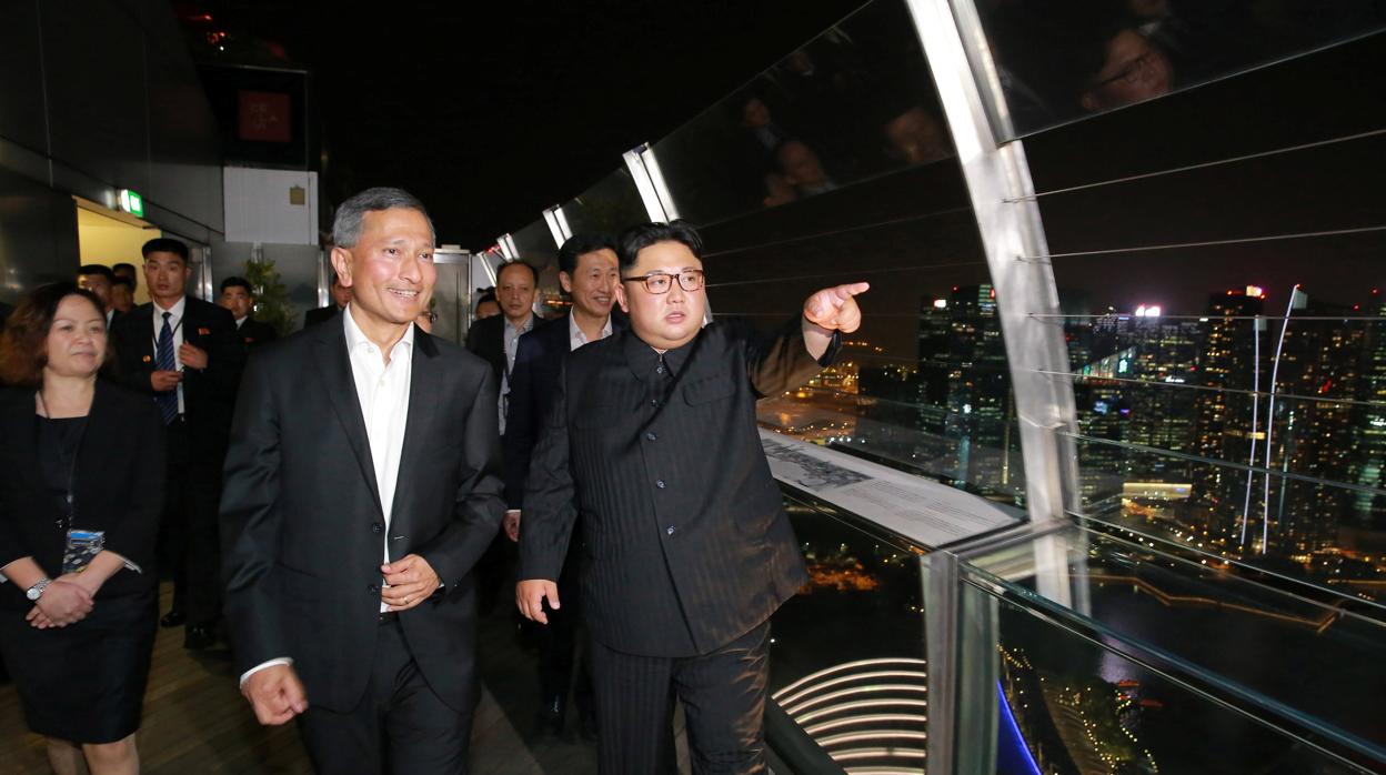 Kim Jong-un con el ministro de Exteriores de Singapur, Vivian Balakrishnan, en la terraza del Marina Bay Sands