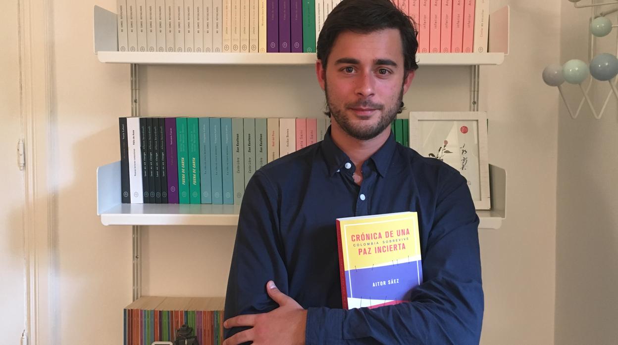 Aitor Sáez sostiene su libro en la editorial Círculo de Tiza