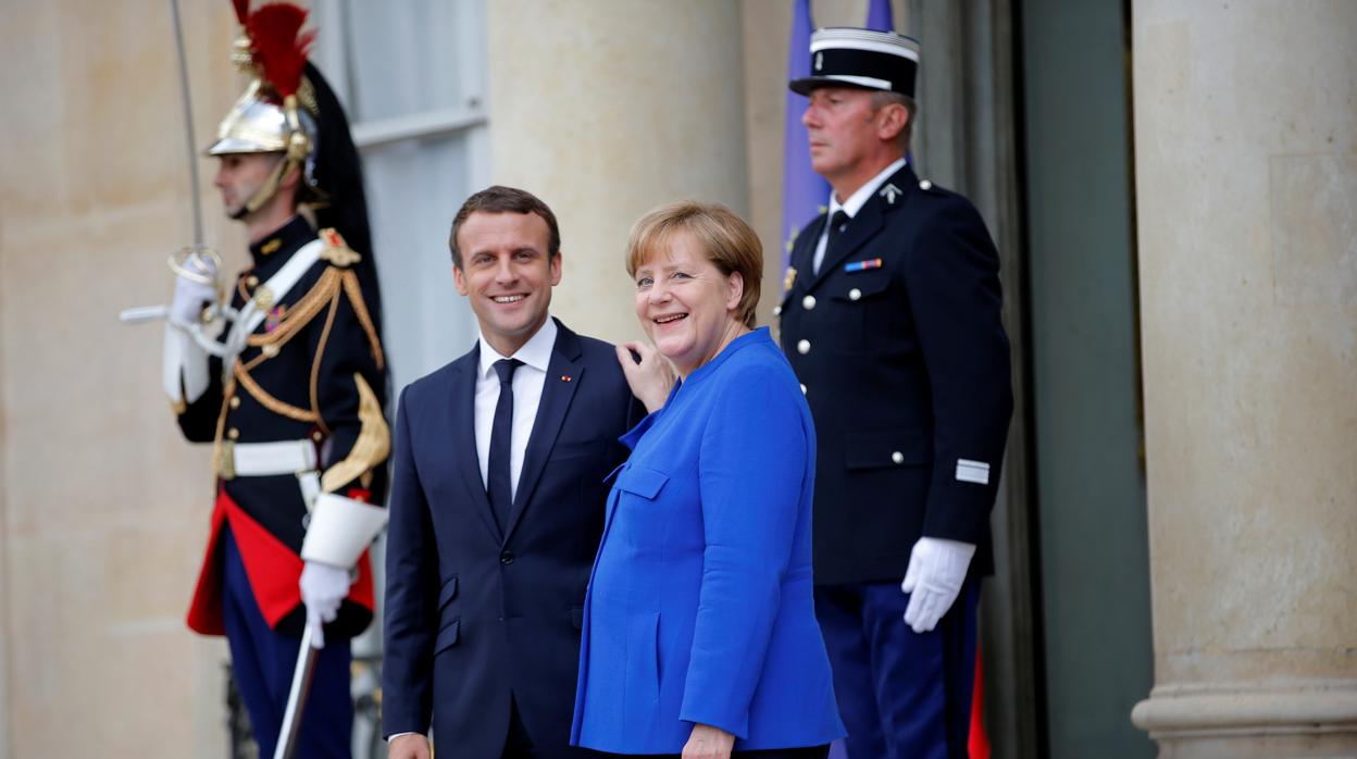 Macron y Merkel en el Consejo de ministros bilateral en París en 2017