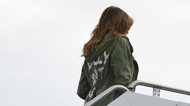 Melania siembra la polémica con el inoportuno mensaje de su chaqueta