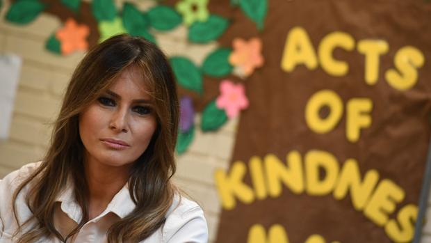 Melania Trump viaja por sorpresa a un centro de detención con niños inmigrantes en la frontera