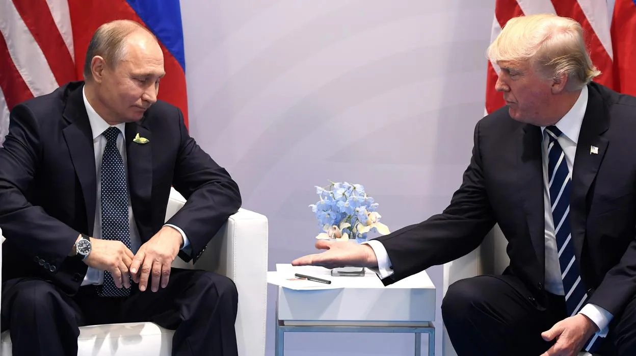 El presidente de Rusia, Vladímir Putin, junto al presidente de los Estados Unidos, Donald Trump