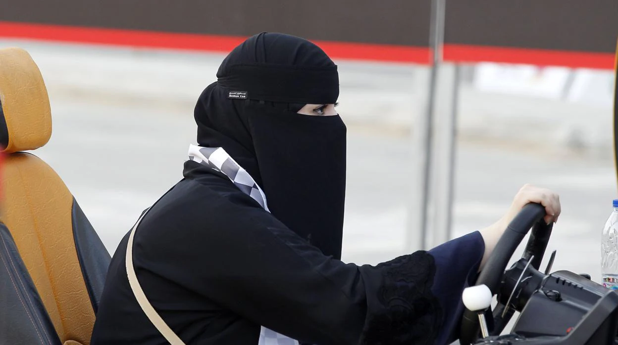 Mujer saudí se prepara en una autoescuala para conducir