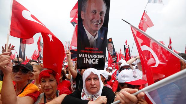 Los rivales de Erdogan buscan forzar una segunda vuelta electoral