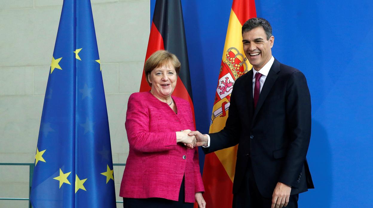 El jefe del Ejecutivo español, Pedro Sánchez, y la canciller alemana, Angela Merkel en Berlín