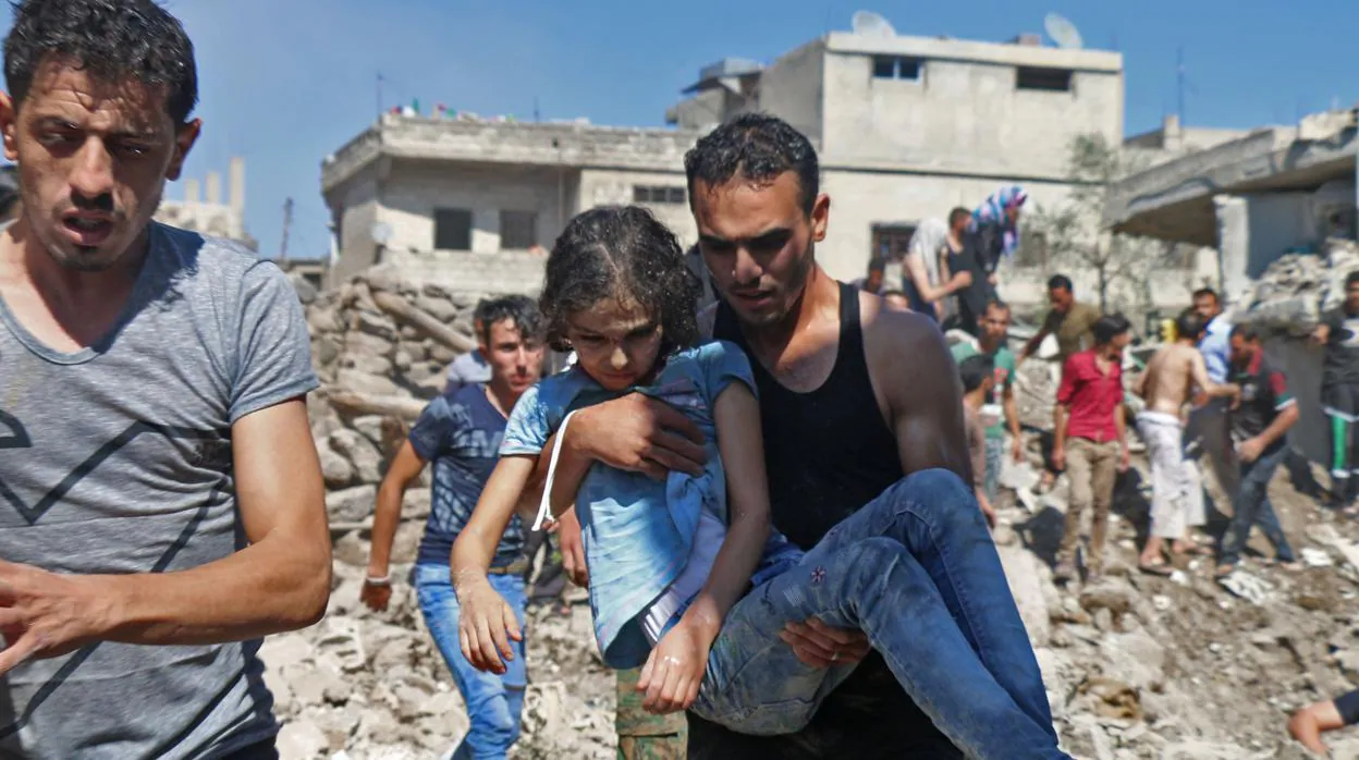 Una niña, rescatada de los escombros tras un ataque 30 kilómetros al norte de Siria
