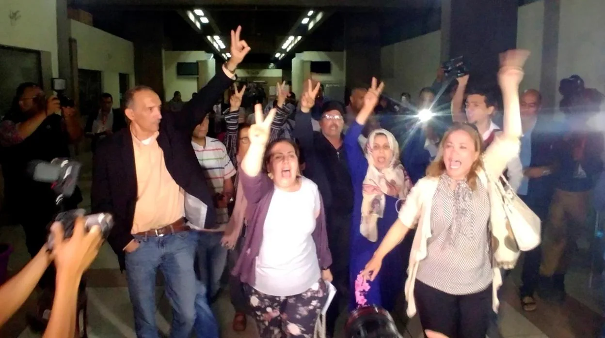 Varios activistas protestan a la salida de la sala del Tribunal de Apelaciones de Casablanca