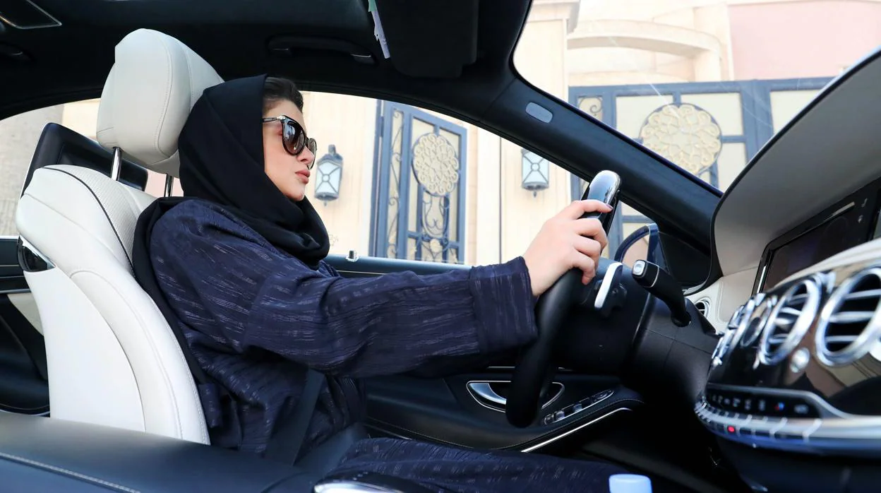Mujer saudí conduciendo en Riad, Arabia Saudí