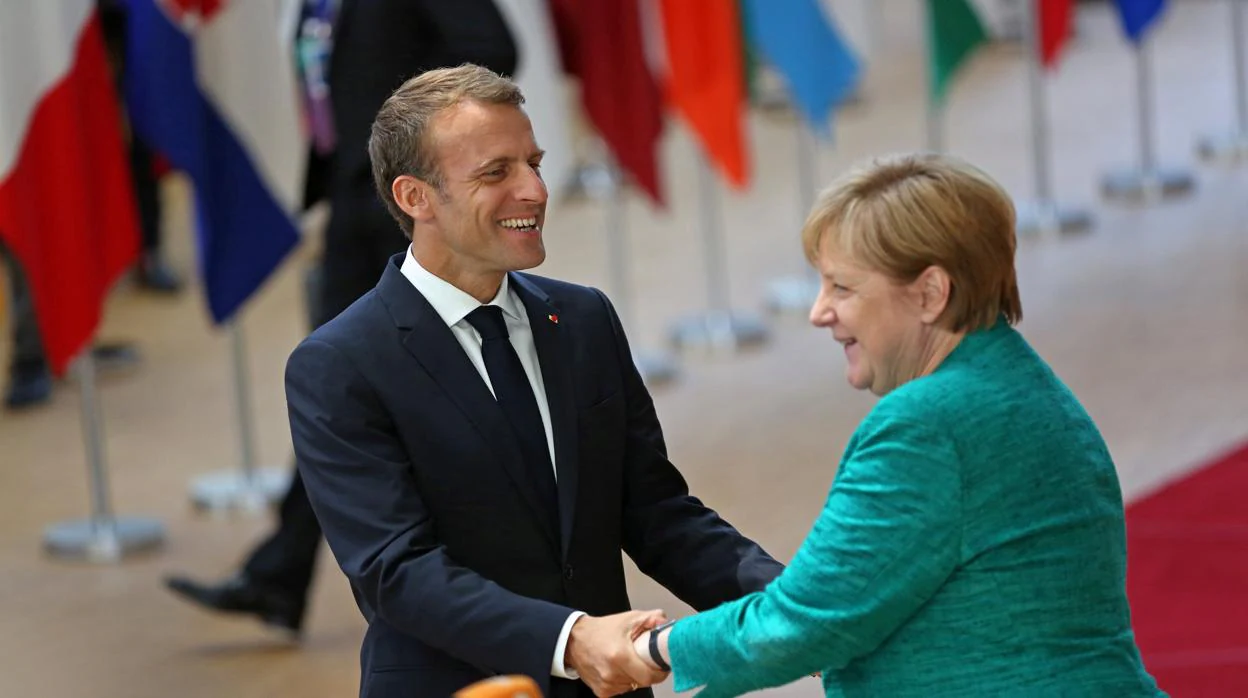 Macron y Merkel se saludan en Bruselas