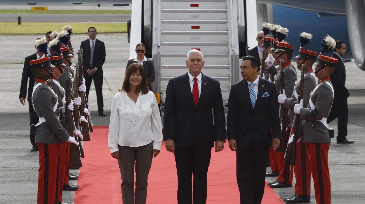 Mike Pence, junto a su mujer, a su llegada a Guatemala