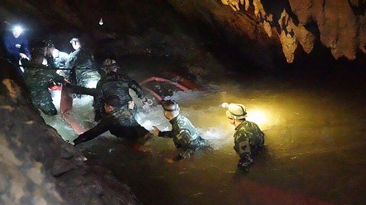 Un equipo de buceadores de los Royal Navy Seals entran en la cueva en busca de los niños