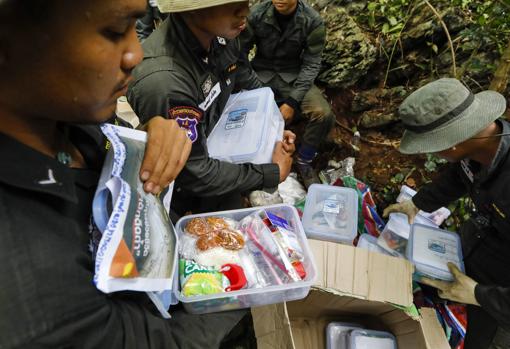 Los servicios de rescate preparan paquetes de comida para los niños, para introducirlo para cavidades que dan acceso supuestamente a la cueva