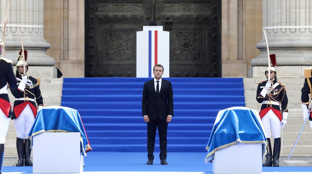 Enmanuel Macron pide un minuto de silencio durante el tributo a Simone Veil