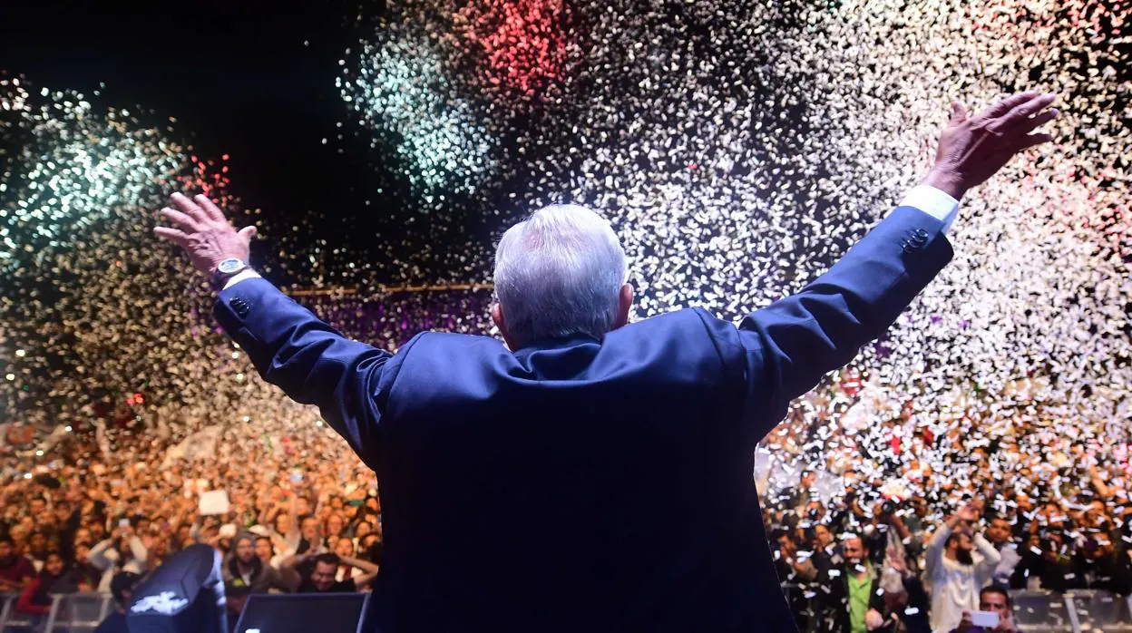 El presidente López Obrador celebra su victoria en Ciudad de México