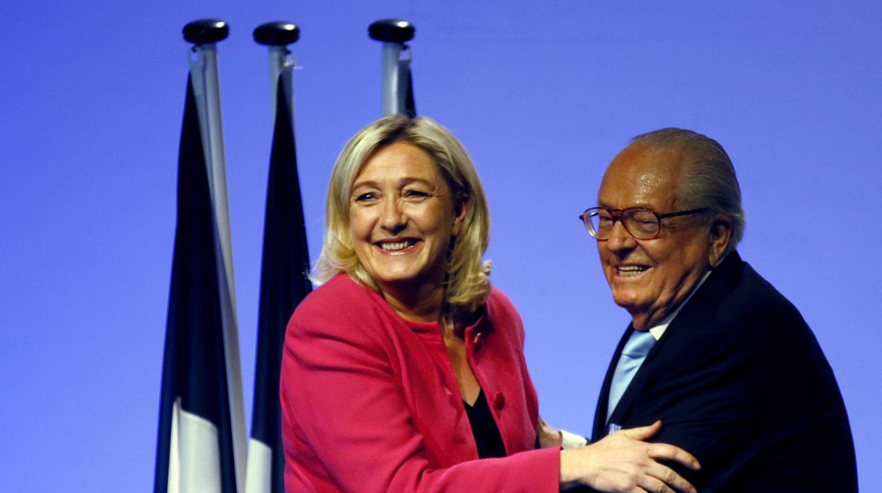 Marie Le Pen junto con su padre, Jean Marie Le Pen en un acto público