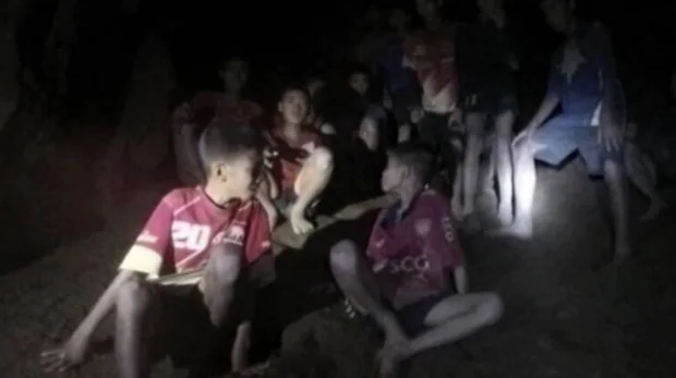 Una línea telefónica permitirá a los niños atrapados en la cueva de Tailandia hablar con sus familias