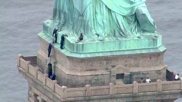 Presentan cargos contra la mujer que trepó la Estatua de la Libertad