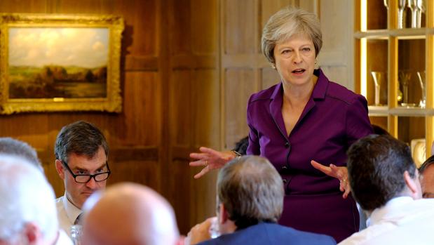 Theresa May acuerda con su gobierno una propuesta para suavizar el Brexit