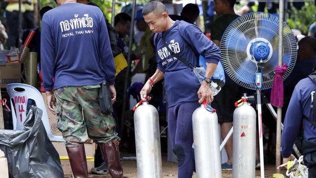 «Se necesitan más de 20 botellas de aire por cada rescate»