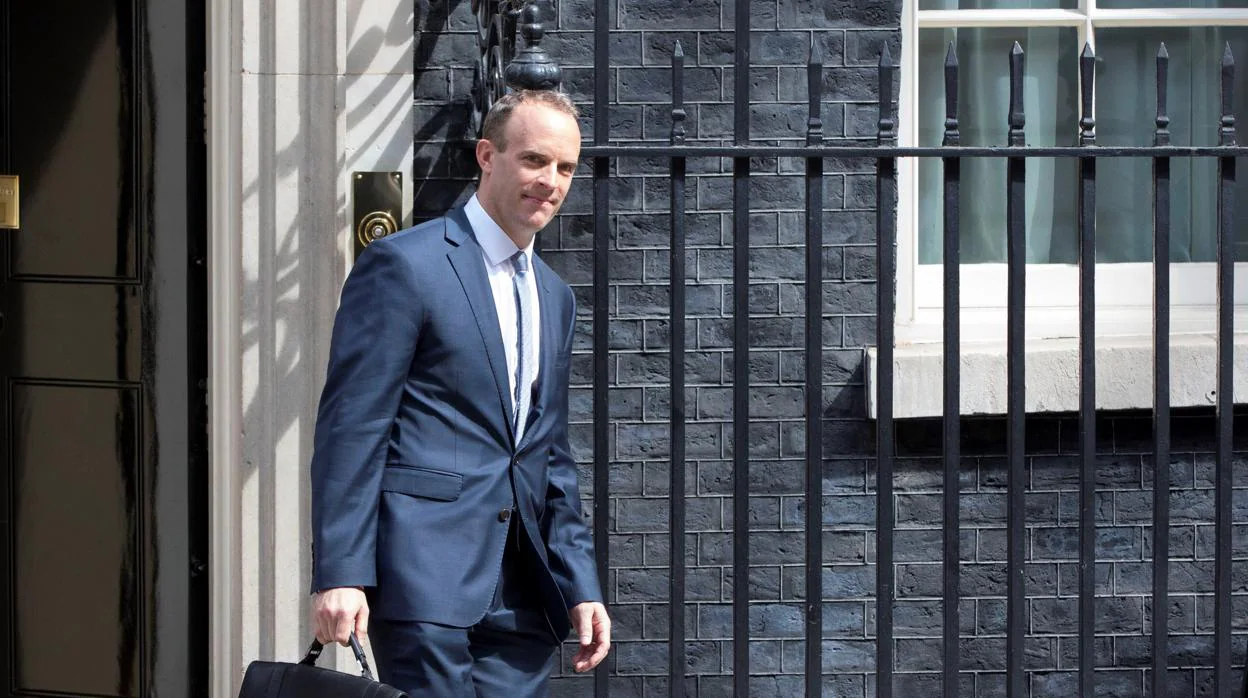 Dominic Raab sale de la residencia oficial de la primera ministra británica, Theresa May, en Londres (Reino Unido)