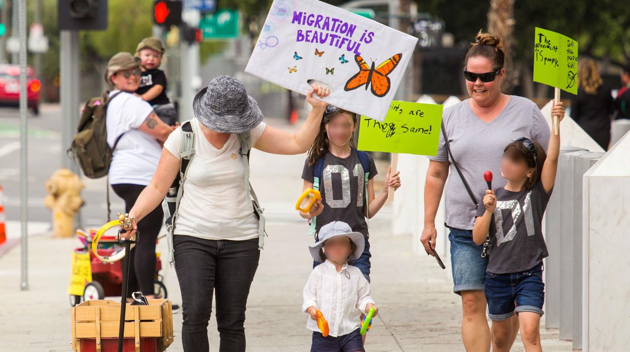 Padres e hijos se manifiiestan ayer contra las separaciones de familias inmigrantes