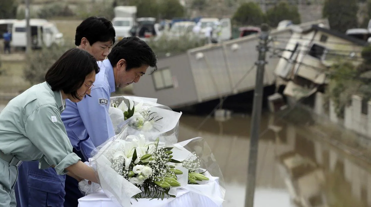 El primer ministro de Japón, Shinzo Abe, hace una ofrenda floral en honor a las víctimas