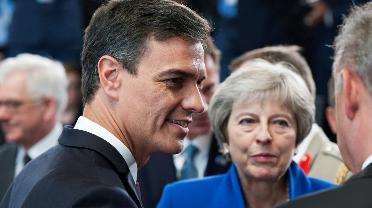 El presidente del gobierno Pedro Sánchez y la premier británica Theresa May, hoy al inicio del plenario en la cumbre de jefes de Estado de la OTAN en Bruselas