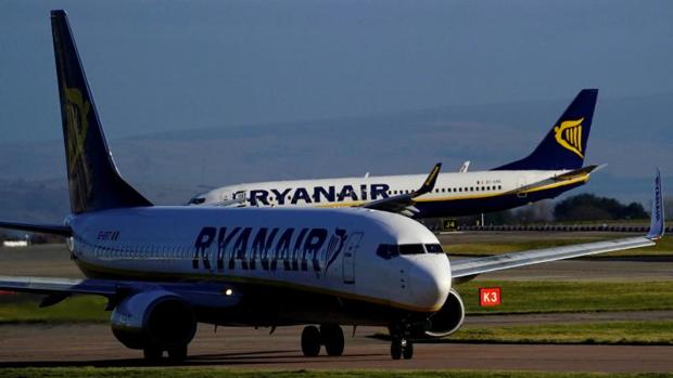 Imagen de un avión de Ryanair en el aeropuerto de Manchester