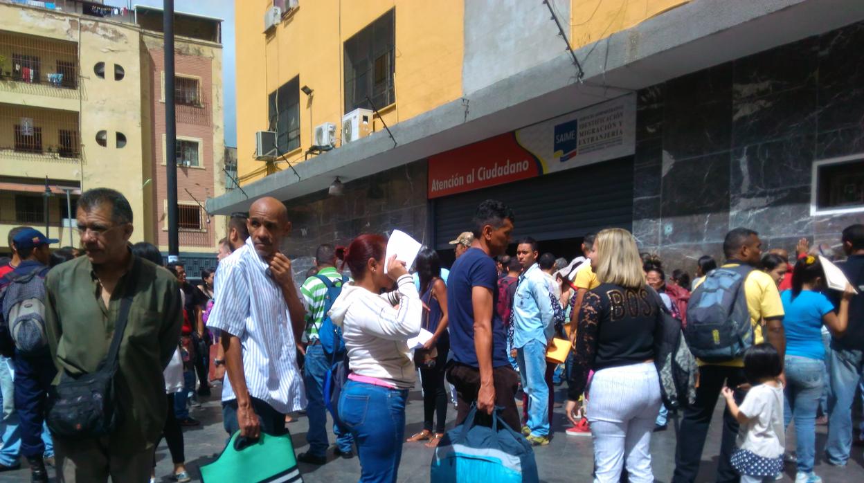 Venezolanos hacen fila en el Saime para preguntar por la prórroga de su pasaporte