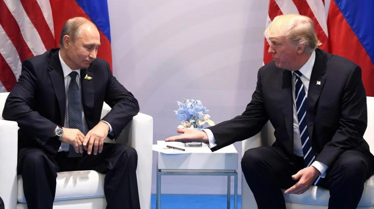 Putin y Trump, en la reunión que mantuvieron hace justo un año