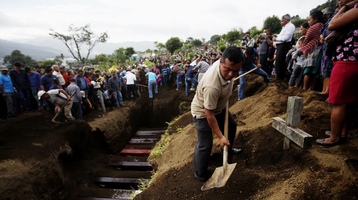 Familiares de Sacatepéquez, Guatemala, participan en el entierro de 10 víctimas de la erupción del volcán de Fuego