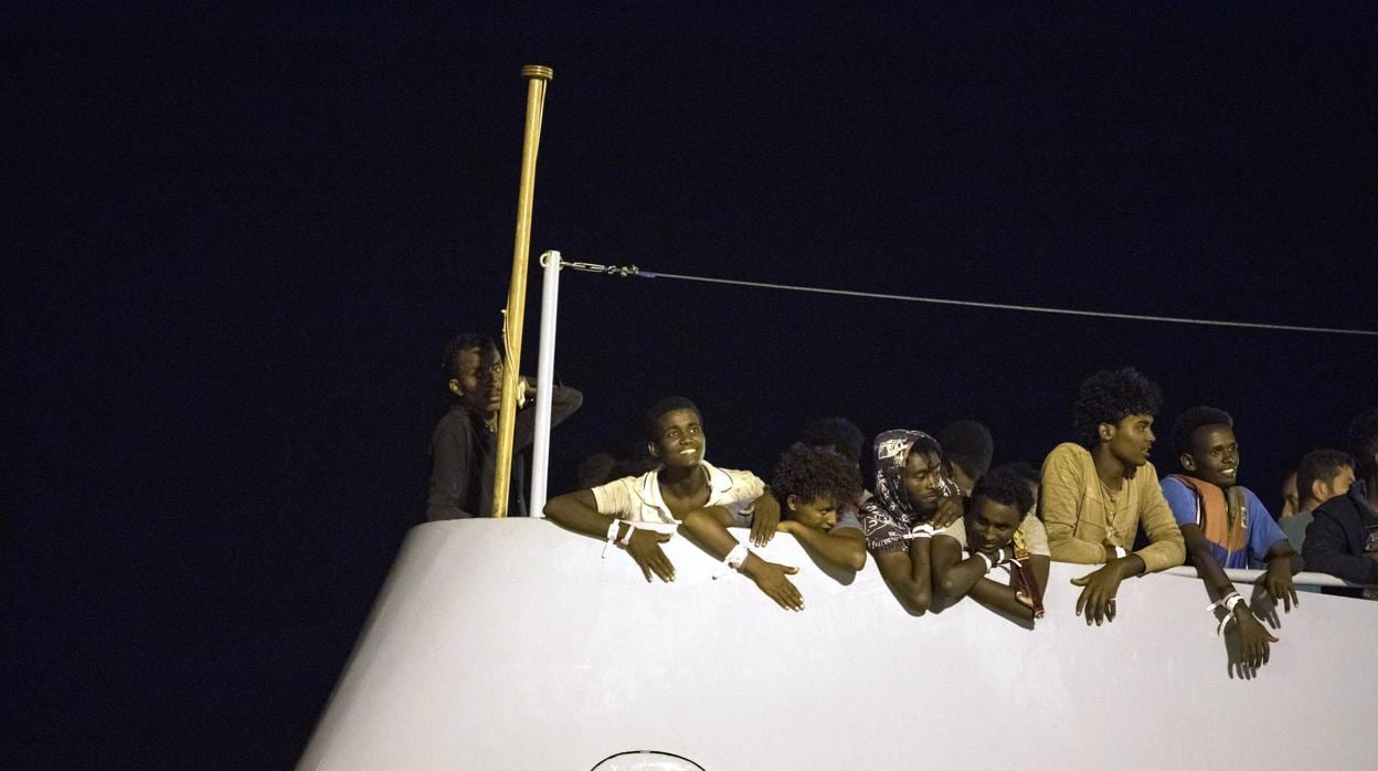 Italia autoriza el desembarco de 450 inmigrantes para reubicarlos en Europa