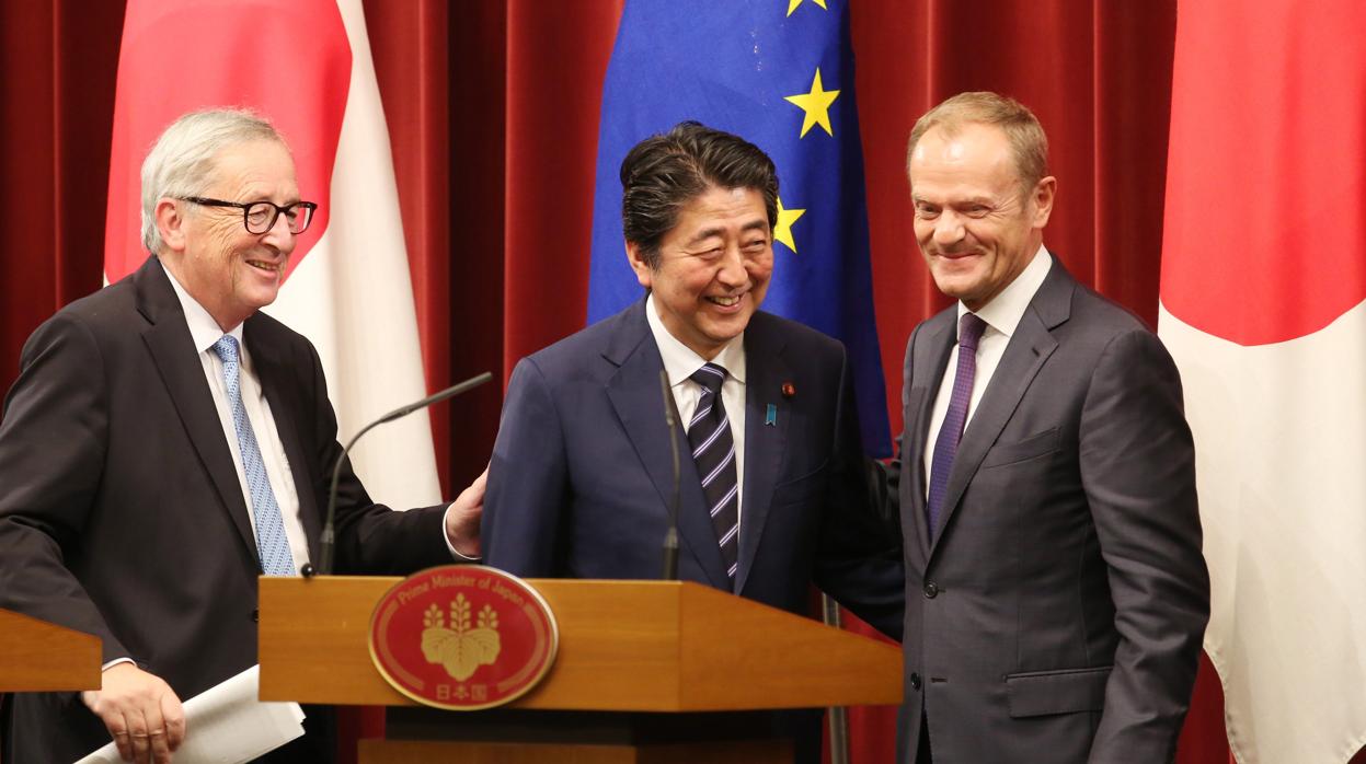 Los líderes de la UE y el primer ministro japonés Shinzo Abe firman el acuerdo de Asociación Económica entre la UE y Japón