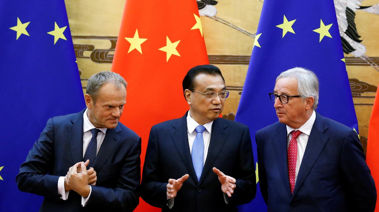 El presidente del Consejo Europeo, Donald Tusk, junto al primer ministro chino, Li Keqiang y el presidente de la Comisión Europea, Jean-Claude Junker, ayer en Pekín