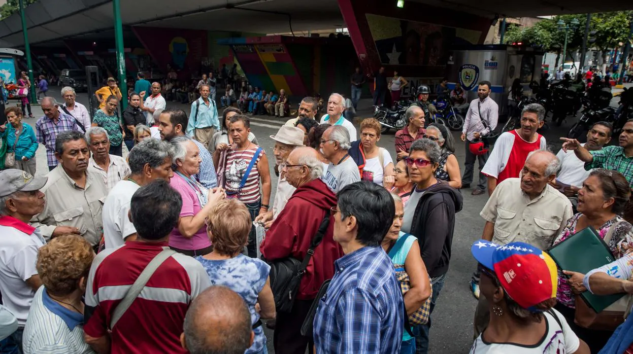 Jubilados se manifiestan frente a una entidad bancaria en Caracas