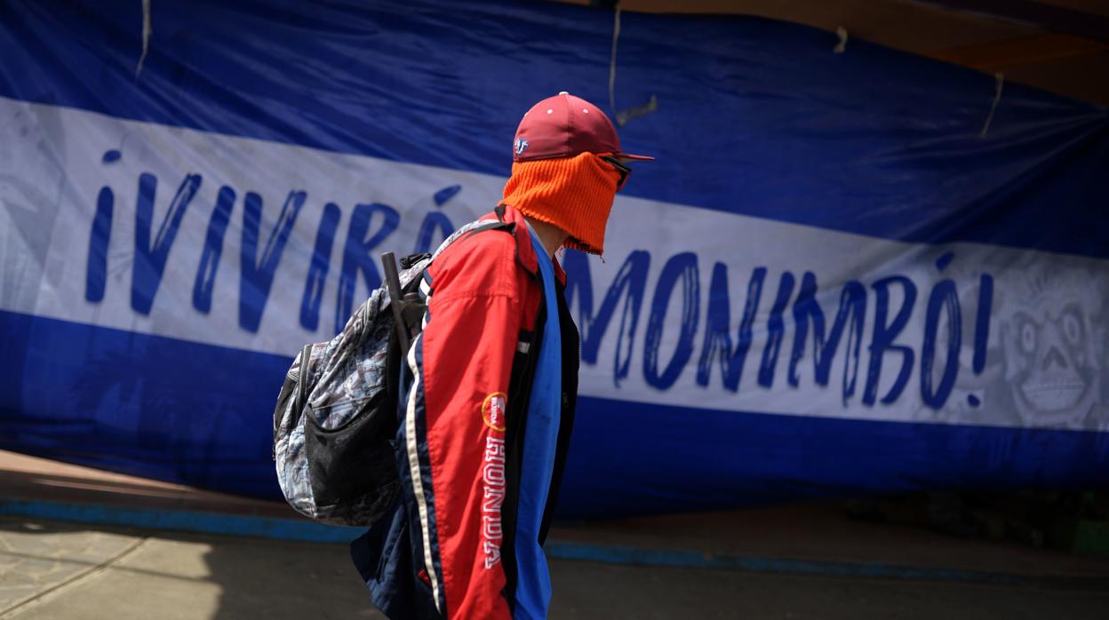 Un paramilitar en las calles de Monimbo, Nicaragua
